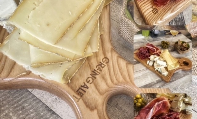 Planche en frêne massif pour tapas charcuterie fromage