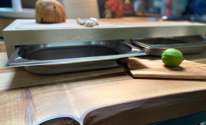 Planche à découper en bois massif avec double tiroir inox